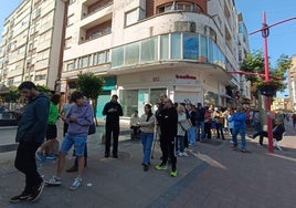 Multitud de aficionados han esperado horas a la apertura de la tienda