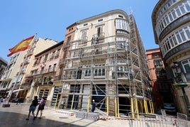 Obras en el edificio del número 15 de la calle Larios.
