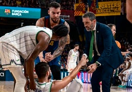 Ibon Navarro ayuda a levantarse a Killian Tillie.