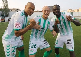 Biabiany, Isaac y Fomeyem celebran una victoria del Antequera esta temporada.