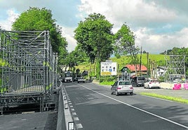 Pilares sobre los que se colocará la pasarela peatonal a la altura del apeadero del Topo en Gaintxurizketa.