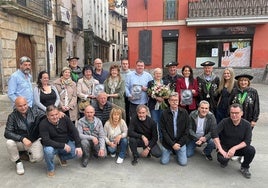 Posaron frente al Museo D'Elikatuz los miembros de Jakitea y la Cofradía de Idiazabal junto a los autores del libro 'Artzainak eta Sukaldariak'.