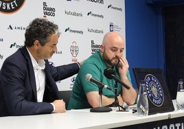 Ignacio Núñez anima a Mikel Odriozola esta mañana en la sala de prensa de Illunbe.