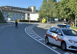 Un helicóptero aterriza en la carretera de Hospitales.