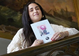 Sara Uribe-Etxeberria Atxurra, liburua aurkeztu aurretik.