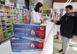 Dos cajas de autotest de VIH en una farmacia.