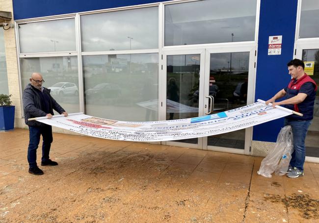 Los empresarios gallegos y asturianos recogen la pancarta que habían colocado a las puertas de las instalaciones de la firma de inversión.