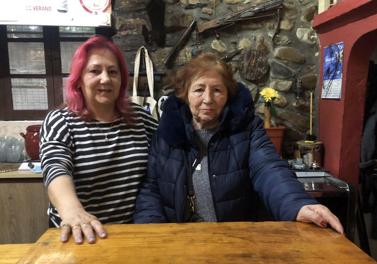 Marina Domínguez (D) y su hija Ana Rodríguez (I) son el alma de la emblemática bodega El Pescador de Ponferrada.