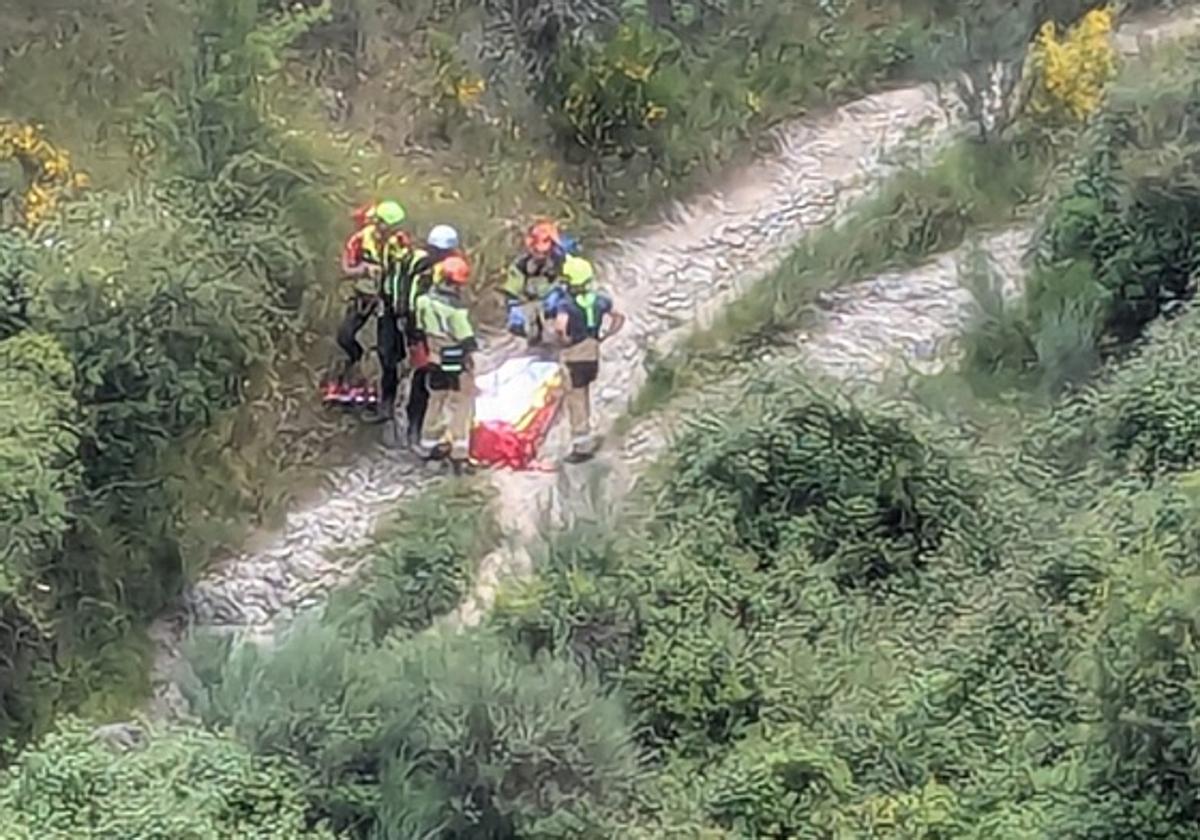 Imagen del rescate del hombre que se encontró indispuesto en un camino de difícil acceso entre Riego de Ambrós y Molinaseca.