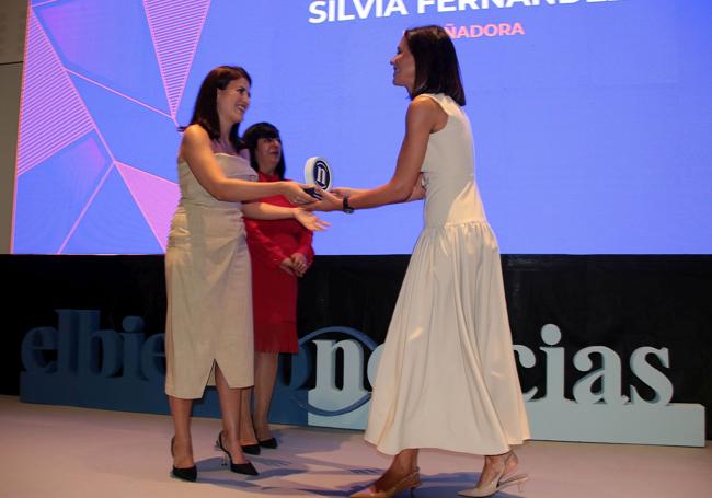 Silvia Fernández recoge el premio Profesional de Elbierzonoticias