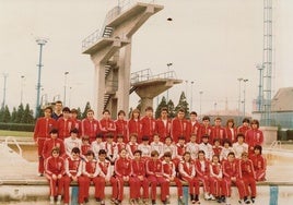 Integrantes de la escuela de natación, en las piscinas exteriores ya desaparecidas, en los 80.