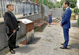 El concejal de Cultura, García de Andoin, junto al consejero de Turismo, Javier Hurtado, en la ofrenda floral.