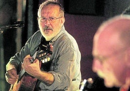 Natxo de Felipe, en un concierto de Oskorri de homenaje a Gabriel Aresti en 2013.