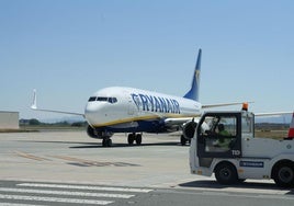 Un avión de Ryanair en el aeropuerto de Vitoria.