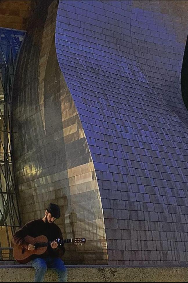 Tocando en la calle junto al Guggenheim.