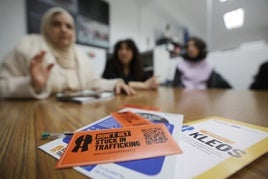Trabajadoras de Red Íncola y Oblatas-Centro Albor, con varios de los folletos en los que informan sobre situaciones de trata y explotación social en Valladolid.