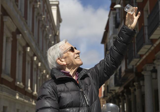 Antonio Suazo, sujeta una deca, en la calle de la Manzana.
