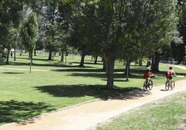 Amplias zonas verdes y zonas de baño en las alamedas del río Águeda en Ciudad Rodrigo.