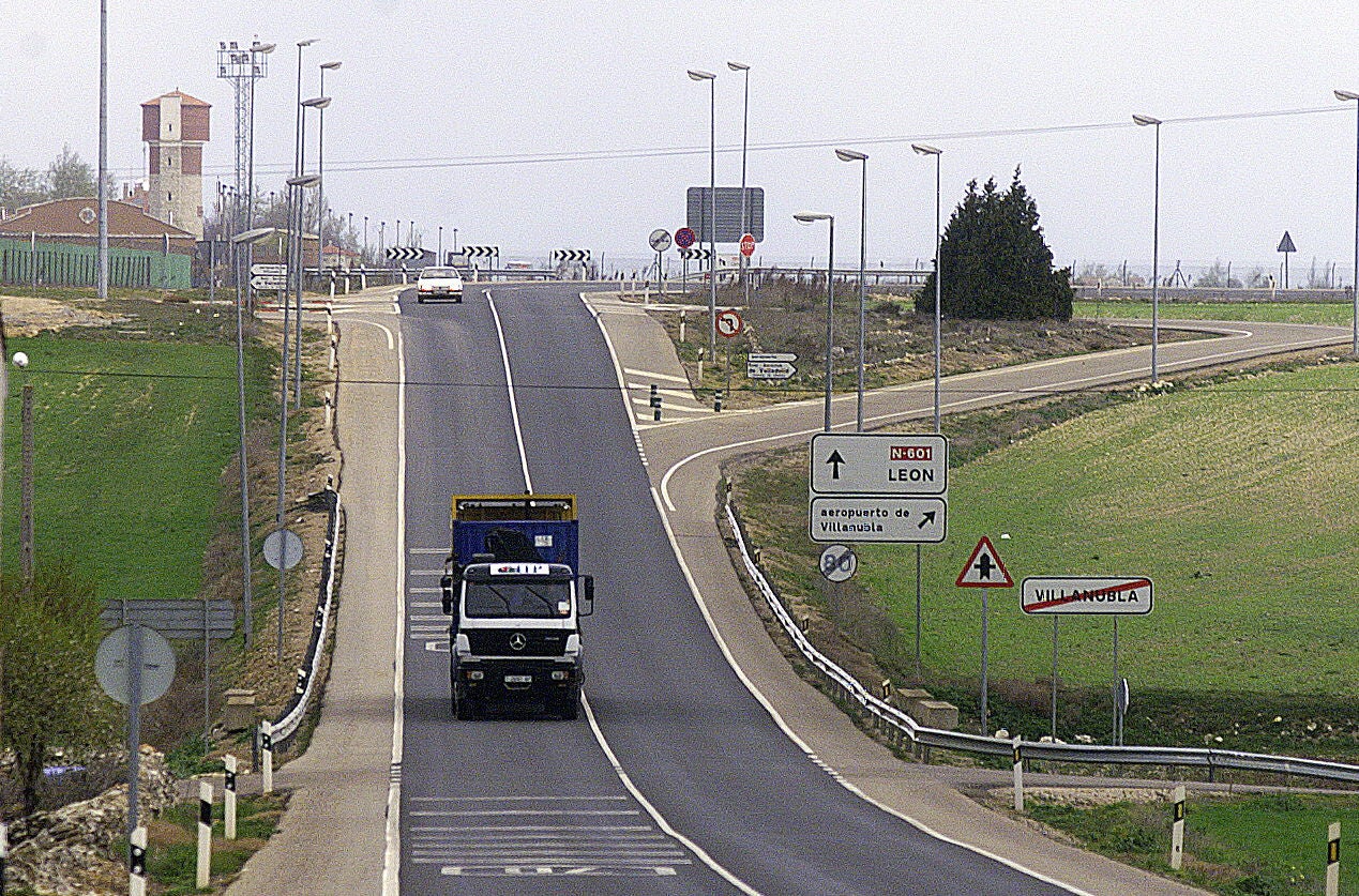Carretera de León N-601 a la altura del desvío de acceso al aeropuerto de Villanubla. 5 de abril de 1999.