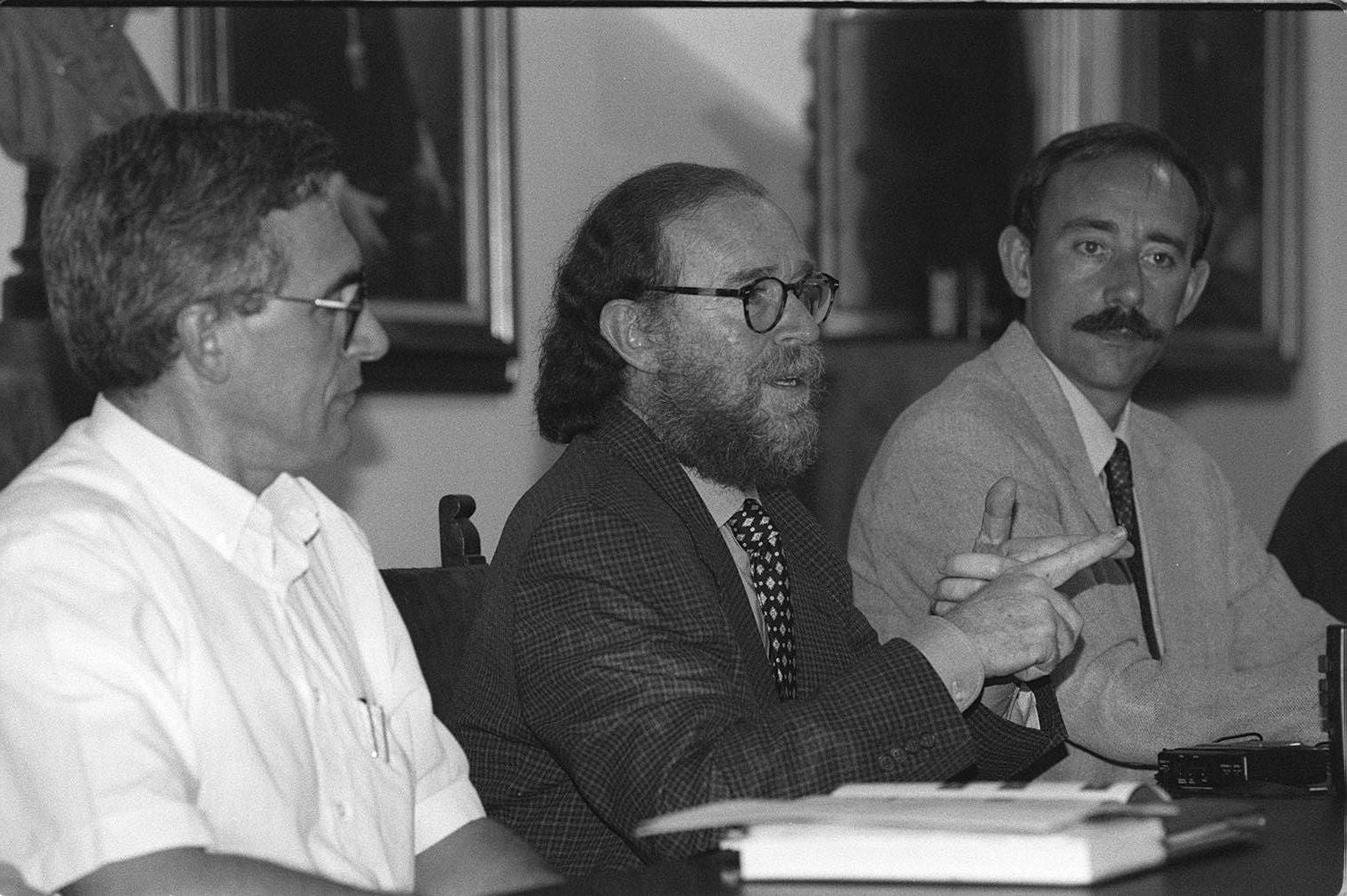 Joaquín Díaz (centro), junto a Mario Bedera (a la derecha) en la presentación de la VII Muestra de Música Tradicional de Viana de Cega. 25 de agosto de 1998.