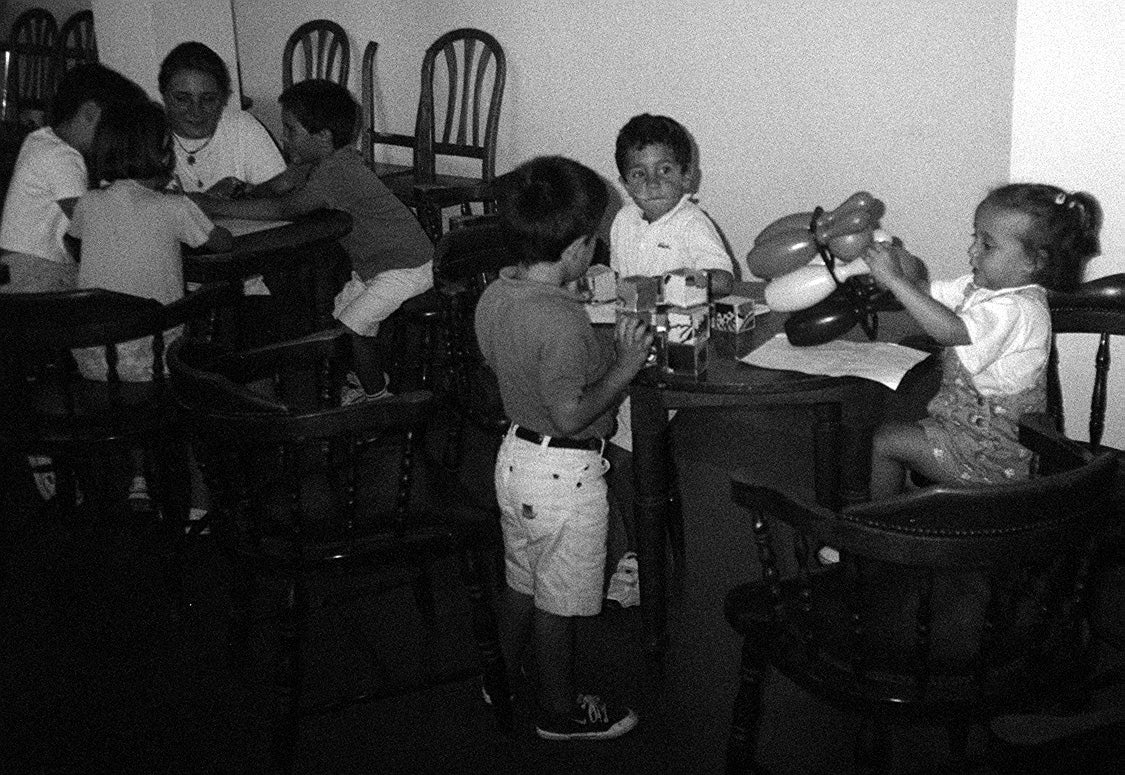 Varios niños juegan en la Casa de Cultura de Viana dentro de las actividades organizadas para el verano. Julio de 1999.