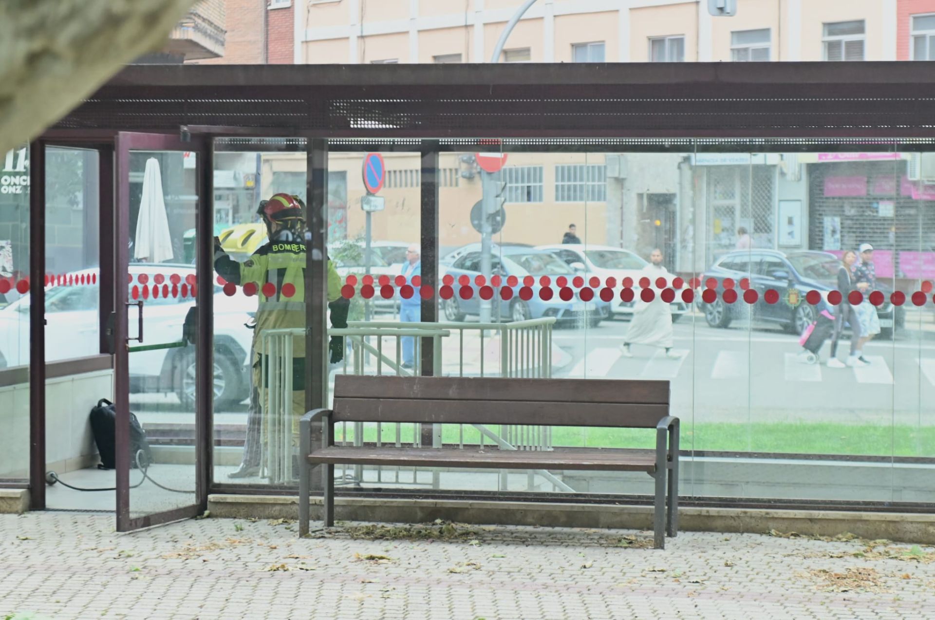 Los Bomberos de Valladolid actúan en el aparcamiento privado de la plaza Circular.