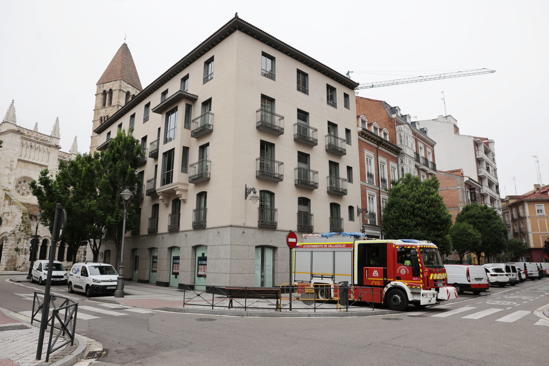 Los bomberos actúan en algunos establecimientos de la calle Esgueva.