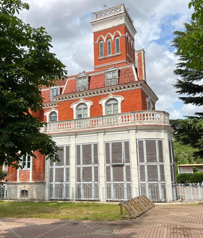 Imagen secundaria 2 - Algunas zonas de Parque Alameda. 1) Característico Edificio Proa a escasos metros de las 'Puertas de Valladolid' 2) Zona de paseo en Parque Alameda 3) Casa Luelmo, popularmente conocida como Villa Paulita
