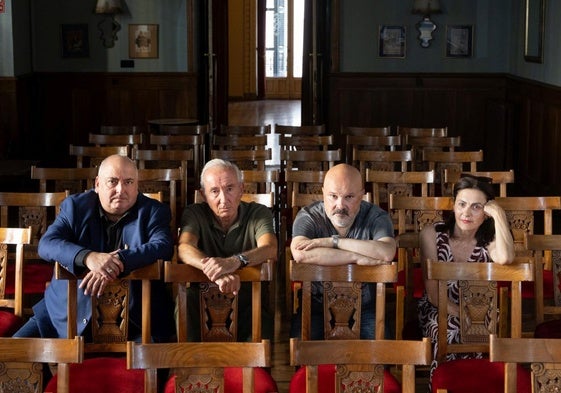 José Ignacio García, Gonzalo Calcedo, Alejandro Cuevas y Victoria Pelayo en una sala del Círculo de Recreo.