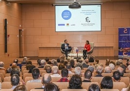 Lleno en el salón de actos de cajalmendralejo para escuchar a Marcelo Gullo.