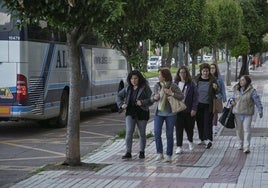 Funcionarios llegan a Mérida a primera hora de la mañana en autobús desde otros puntos de la región.