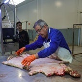 Juan Carlos García, natural de Madroñera, aporta al proyecto su experiencia tras más de 40 años como pielero.