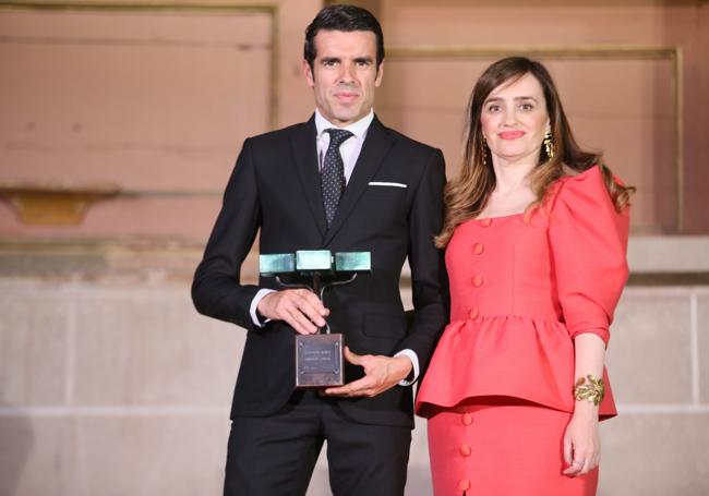 Emilio de Justo y la periodista María JOsé Torrejón.
