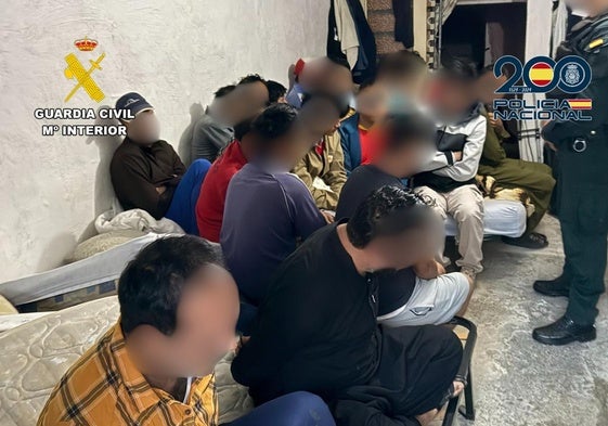 La banda criminal tenía en condiciones deplorables a los trabajadores.