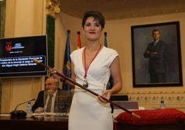 Raquel del Puerto con el bastón de mando tras su nombramiento como presidenta de la Diputación de Badajoz.