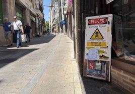 Varios establecimientos de la calle Talavera avisan a los viandantes con el cartel de «extreme la precaución».