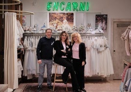 Miguel Ángel, Cris y Yoli junto a los vestidos de comunión y complementos personalizados para ese día especial.