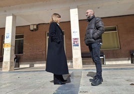 Laura Llorente y Pietro Chesús Alvero esta mañana frente al Ayuntamiento de Lardero.