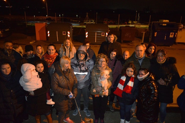 Un grupo de vecinos de Villamediana posa ante los contenedores de la calle Río Alhama donde proliferan las ratas.