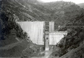 La presa del embalse de Mansilla durante su construcción