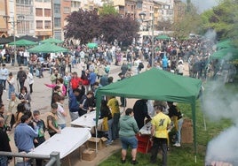 Vista panorámica de la calle Descampado hacia la una del mediodía del sábado, con el Escaparate a reventar.