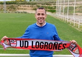 Quique García posa con la bufanda de la UD Logroñés en Valdegastea.