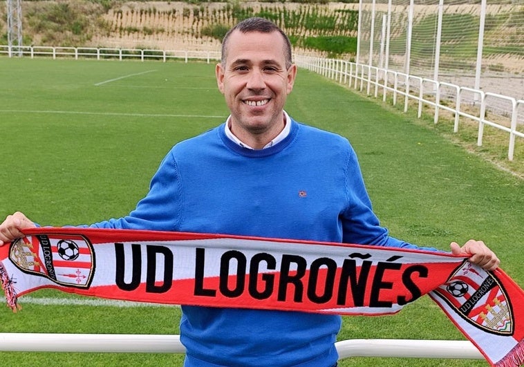 Quique García posa con la bufanda de la UD Logroñés en Valdegastea.