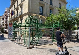 El arco de boj de San Bernabé ha empezado a montarse este mismo jueves por operarios del Parque Municipal de Servicios.