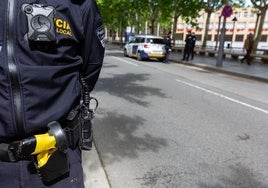 Imagen de archivo de una patrulla de la Policía Local, frente al Ayuntamiento.