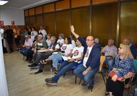 Público asistente al pleno extraordinario de ayer en el Ayuntamiento de Cervera del Río Alhama.
