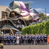 Foto de familia, con el Rey en el centro, en Marqués de Riscal.