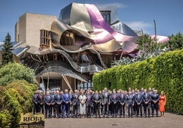 Foto de familia, con el Rey en el centro, en Marqués de Riscal.