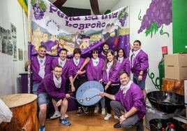 Miembros de la peña La Uva, en su chamizo.
