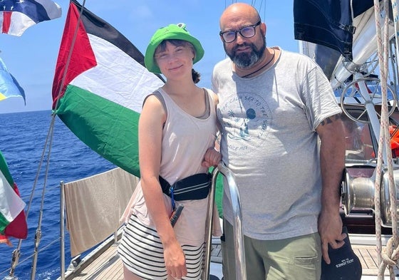 El logroñés Sergio Toribio, ayer en la cubierta del Madleen junto a la activista sueca Greta Thumberg.